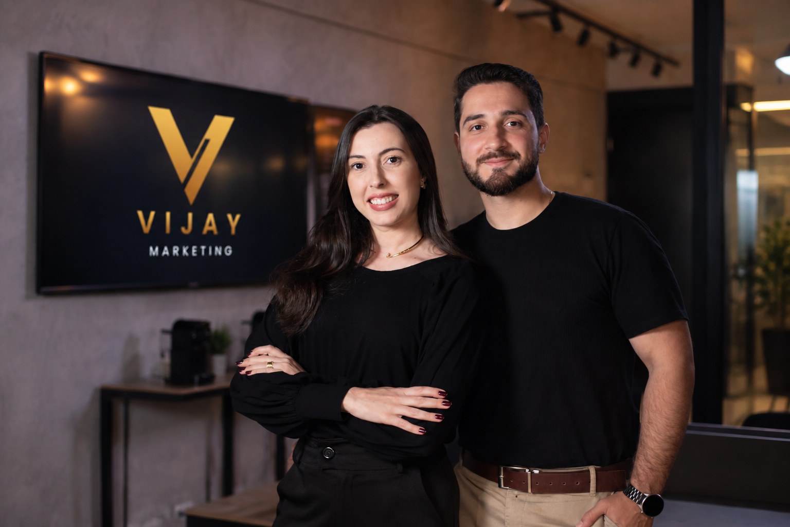 Victor Bartholomeu e Jacimara Floresta, fundadores da VIJAY, na sede
