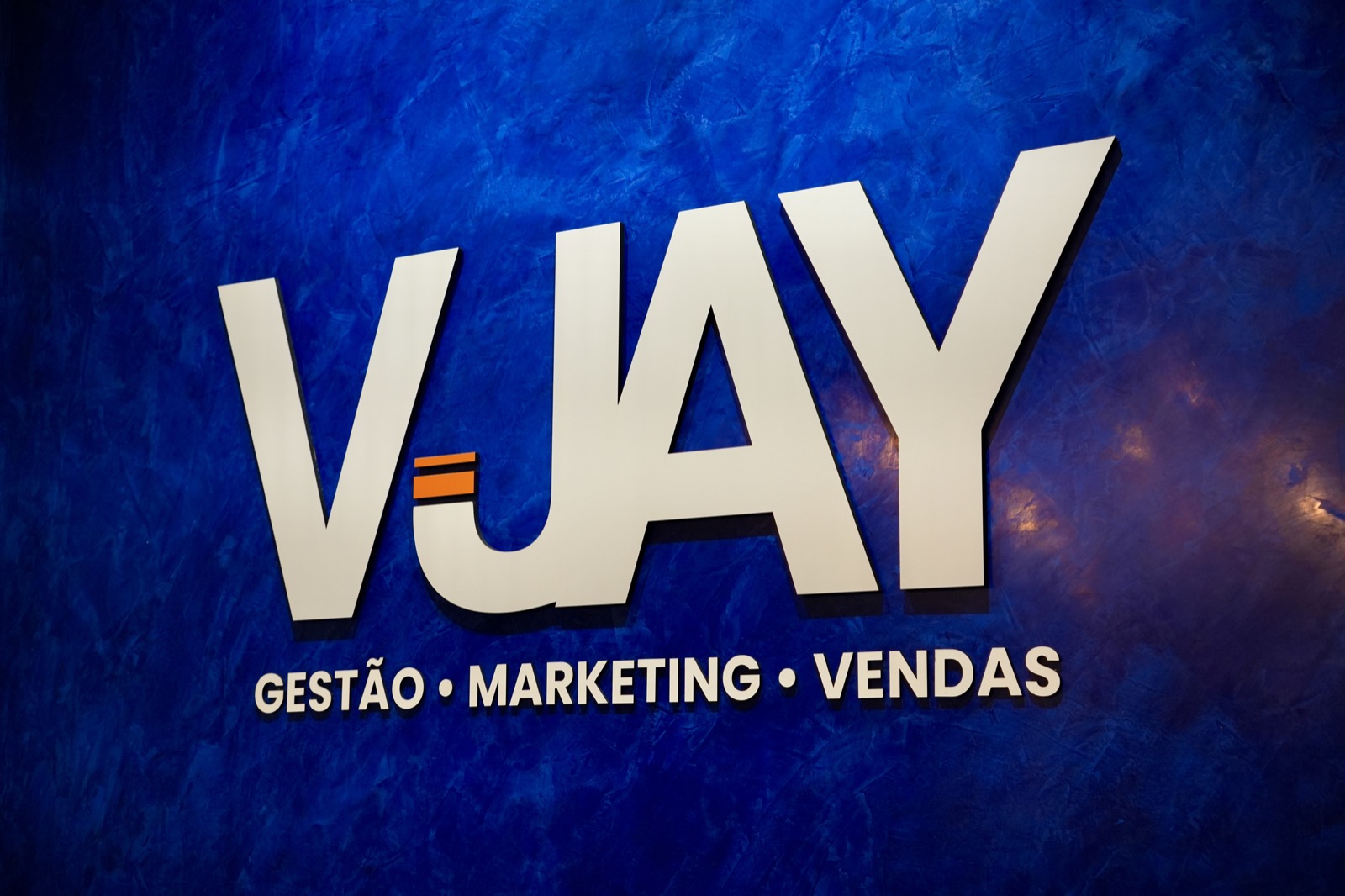 Logo VIJAY na parede da sede